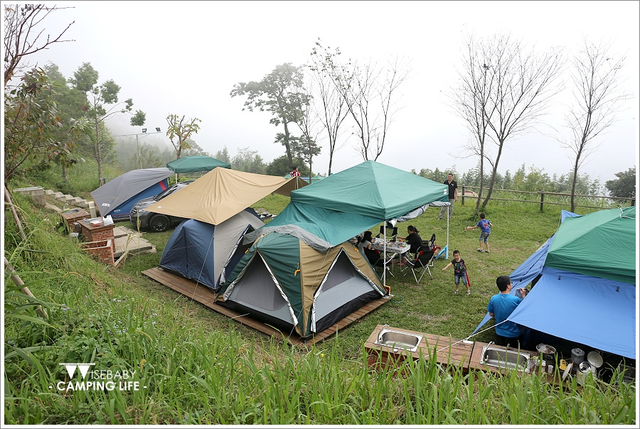 [露營] 新竹五峰。愛上喜翁．超夯營地三帳包場大草坪